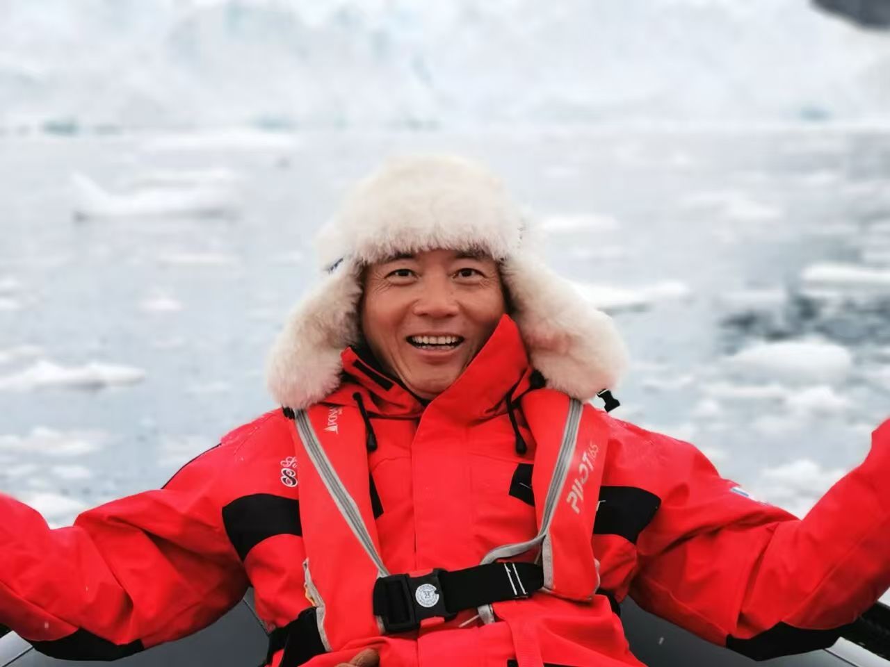 形象大使黄明（赤脚大仙）身穿红色外套的旅行照片